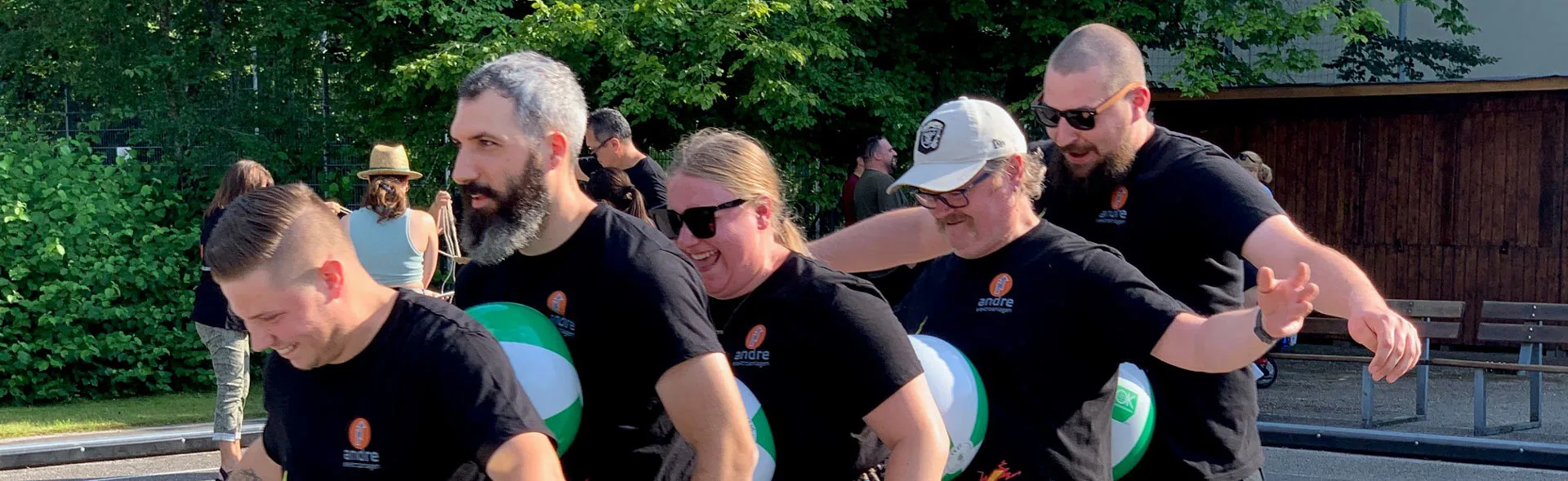 Bernatz und Andre Transporter vor Firmengebäude