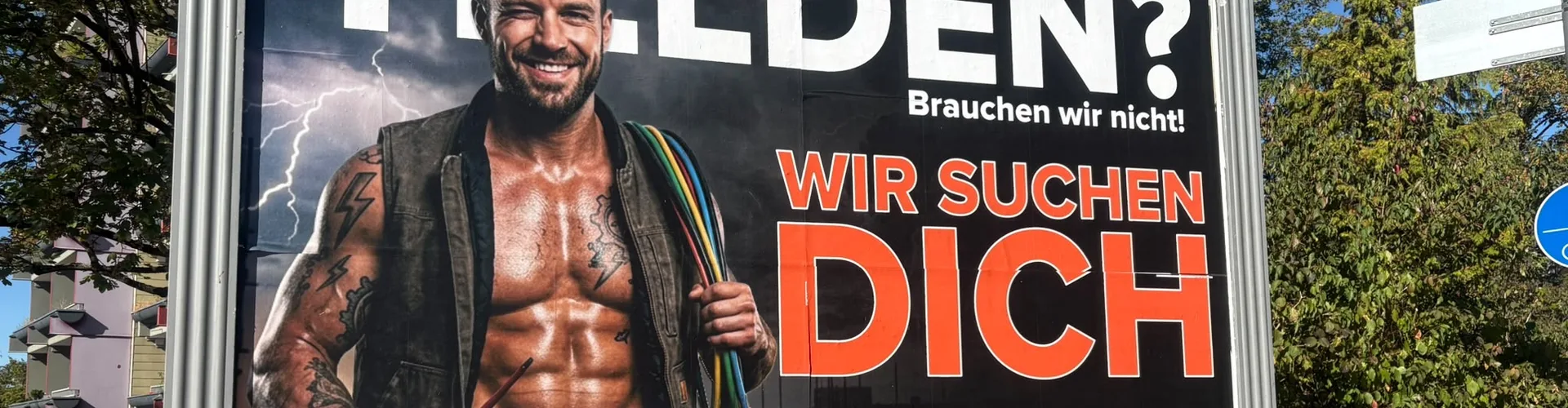 Plakatwand von Andre Elektroanlagen mit der Aufschrift Helden? Brauchen wir nicht! Wir suchen Dich.