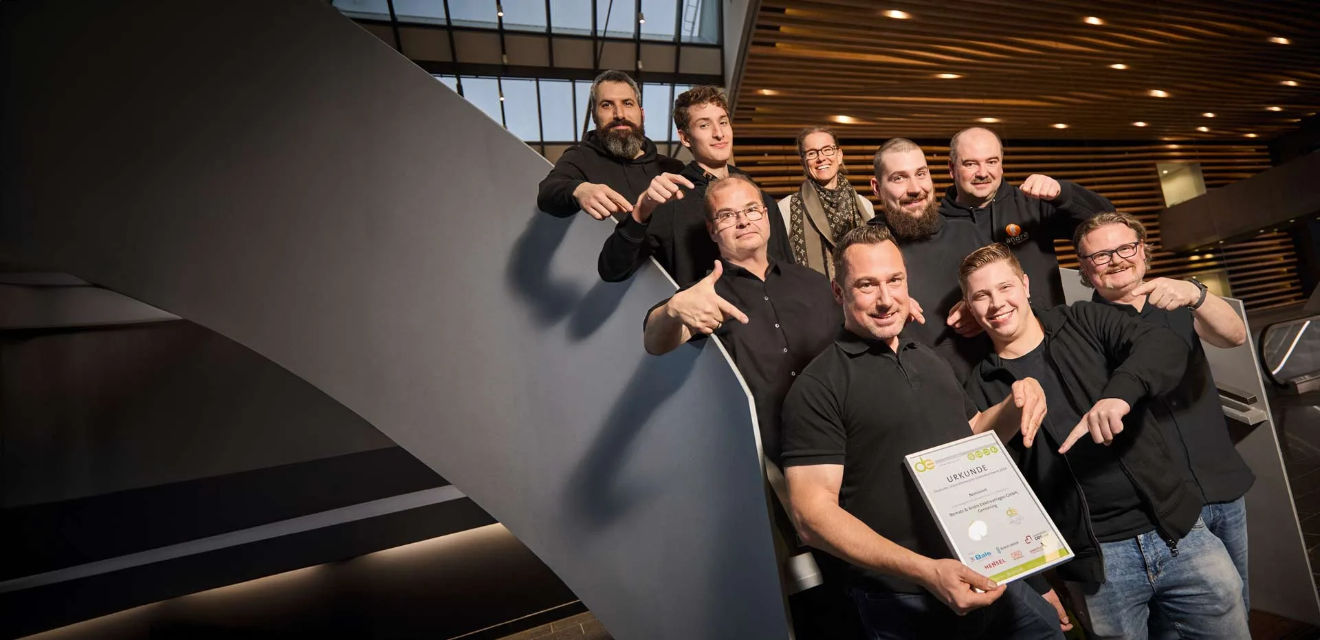 Bernatz und Andre Transporter vor Firmengebäude