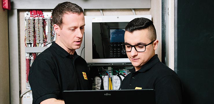 Elektro-Fachmann mit Auszubildendem