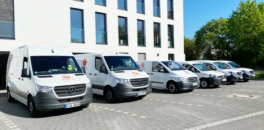 Fahrzeuge von Andre Elektroanlagen vor dem Firmengebäude