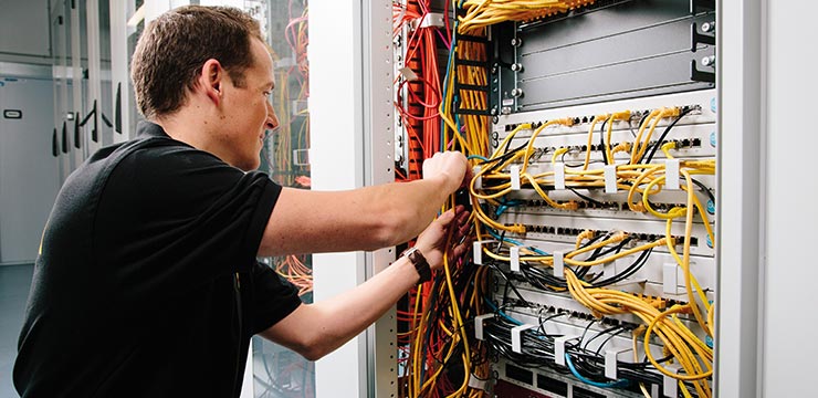 Elektro-Fachmann bei der Arbeit