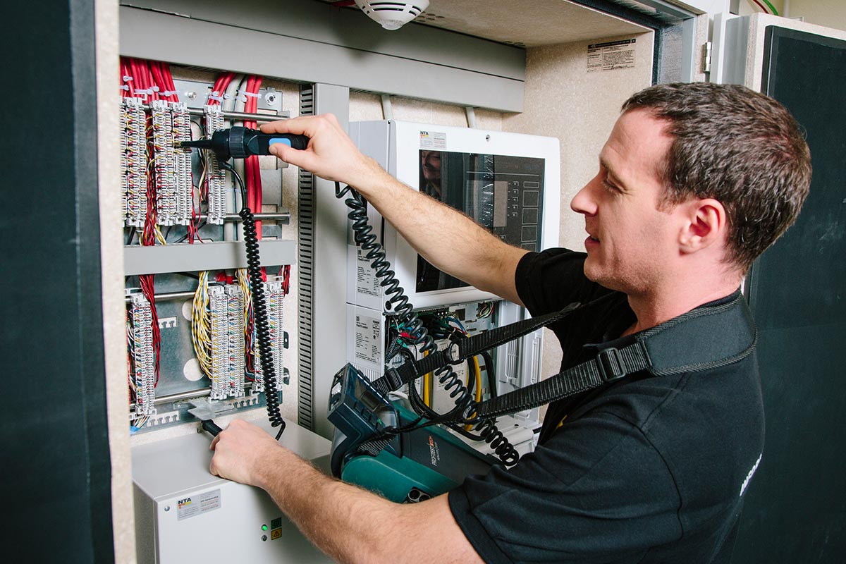 Elektroinstallateur führt Messung durch