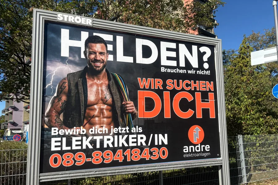 Großflächenplakat von Andre Elektroanlagen mit dem Motiv Helden? Brauchen wir nicht! Wir suchen Dich.