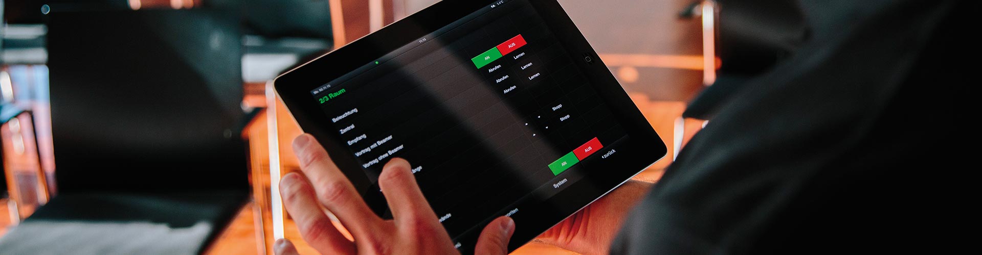 Bernatz und Andre Transporter vor Firmengebäude